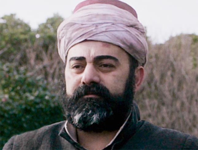 Mert Aygün in Kainan 1890 als Ali Efendi, ein Imam auf der Ertugrul Fregatte