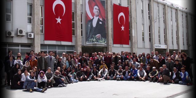 Kainan 1890 Filmset in Istanbul mit 
Tatsuko Wanibuchi, Can Akalin, Elif Tomoko Kushi, Kirk Kiyoharu Ura, Keitaro Sugiyama, Shougun Ogasawara, Ryusuke Asao, Mutsuko Azuma, Momoko Kato, Natsuka Ogawa