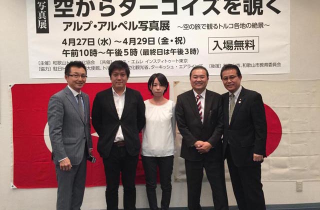 Wakayama Turkish Cultural Association mit Hiroshi Kitao, Fujio Endo, Shu Tsumura, Keishi Honda und Sayuri Yamaguchi vor japanischer und türkischer Flagge